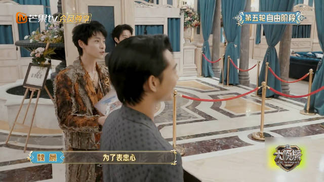 何炅探班大侦探遭大张伟贴脸投票