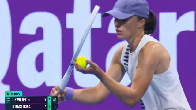 多哈赛卡萨金娜与斯瓦泰克战至决胜盘，郑钦文对阵莱巴金娜即将开打