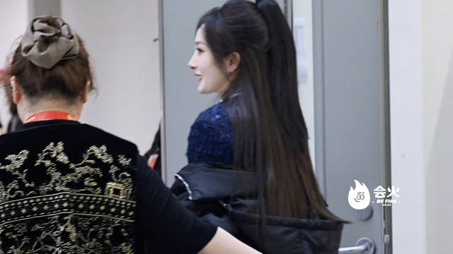 杨幂上班咯 好美的侧脸