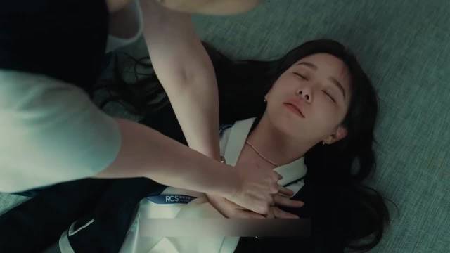 阚清子《夜色正浓》演绎职场悲剧，乔海伦猝死结局引热议