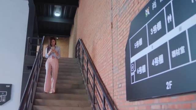 狙击蝴蝶：岑矜从楼梯上摔下来，闺蜜神助攻，立马喊李雾回来照顾！