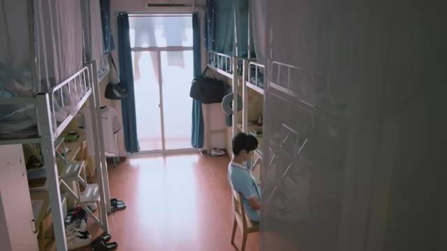 狙击蝴蝶：李雾换新校服自拍，被岑矜夸好看偷着乐，立马设置头像！