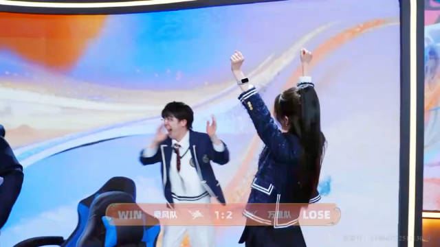 第三局乘风队赢啦！看给我姐开心的哈哈，杨幂握拳和队友庆祝动作好可爱