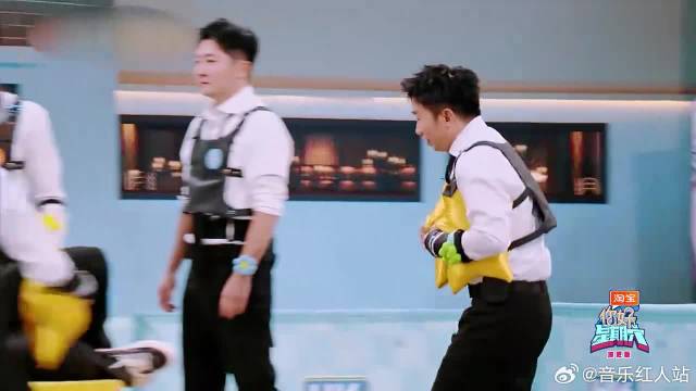 抢抱枕环节，杨迪竟被郭京飞针对？还好有何炅救场！