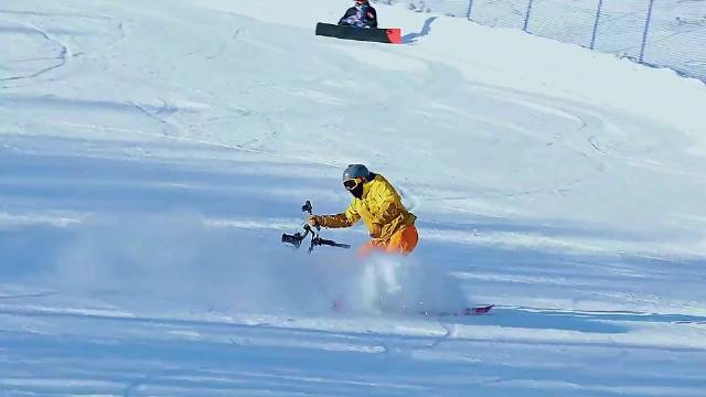 谷爱凌称超越自我最快乐，滑雪高手摄影师跟拍
