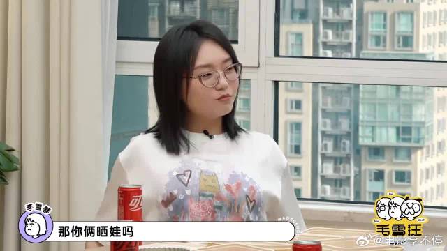 杨幂私下超爱给谢依霖晒女儿小糯米！拿着女儿照片，怼在谢依霖脸上夸