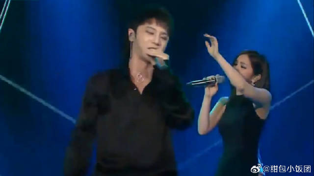 画面太美挪不开眼，华晨宇与邓紫棋合唱《光年之外》，CP感炸裂！
