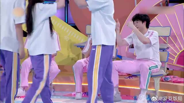 刘耀文一句话，吓得周深从椅子上弹起来，太搞笑了