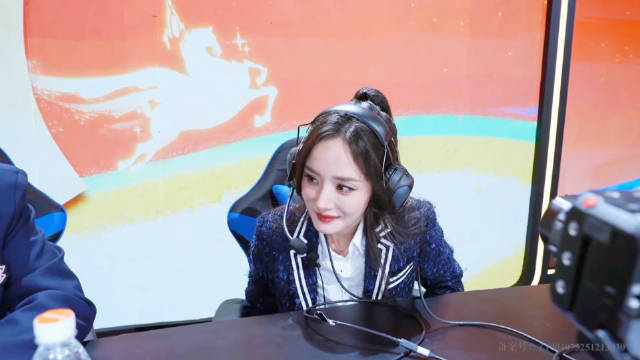 杨幂亮相电竞活动，造型惊艳引关注