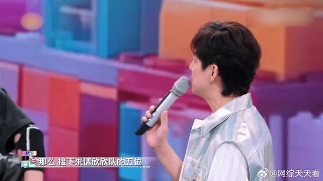 虞书欣答题，何炅行动暗示答案，丁禹兮却偷摸吃醋！