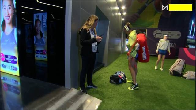 文文和娜娜赛前准备 文在听歌，娜在热身，期待精彩比赛！