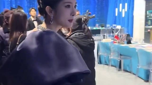 杨幂周深红毯互动，周深大喊为杨幂护裙