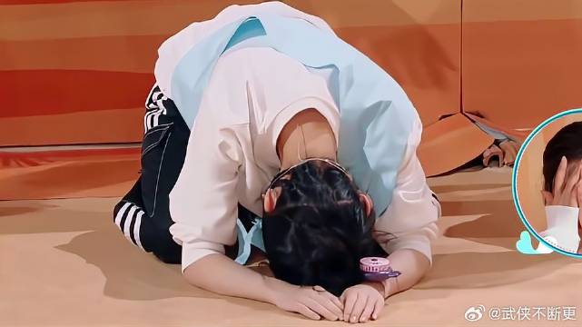 亢奋过头了！何蓝逗唱错歌词，下秒直接给跪了！