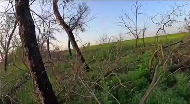 一名车臣志愿战士开枪打死俄罗斯摩托车手，抢走他的武器和摩托车