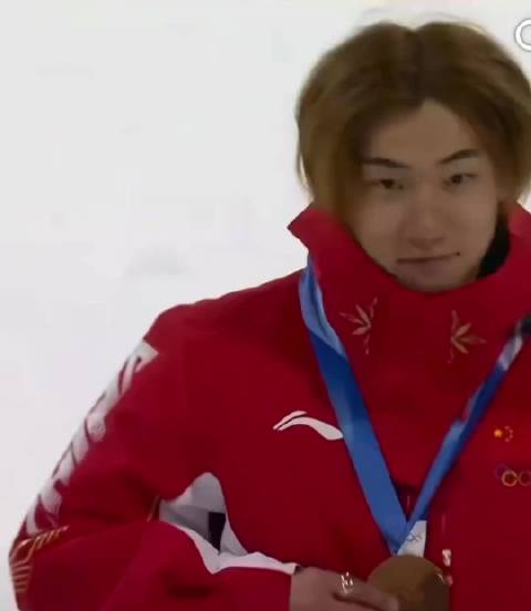 苏翊鸣米兰冬奥顶压摘铜，绝境逆袭诠释少年锋芒