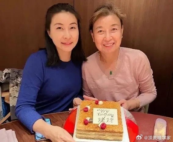 霍启刚郭晶晶夫妇的婚姻关系为何被网友称为“模范”？