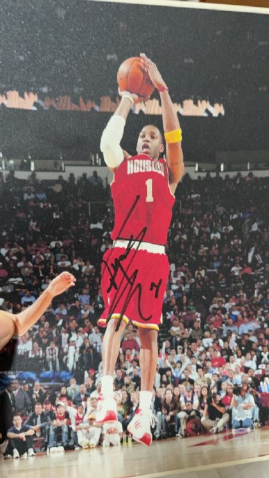 任嘉伦在火箭主场开球和表演后，现场球迷反响如何？