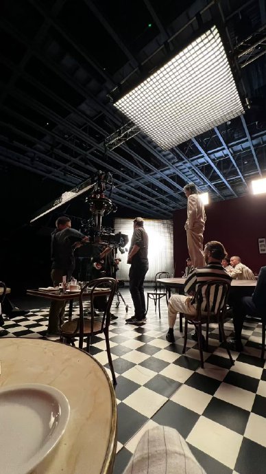 蔡徐坤为了追求电影级MV效果，在拍摄中投入了多少资源？