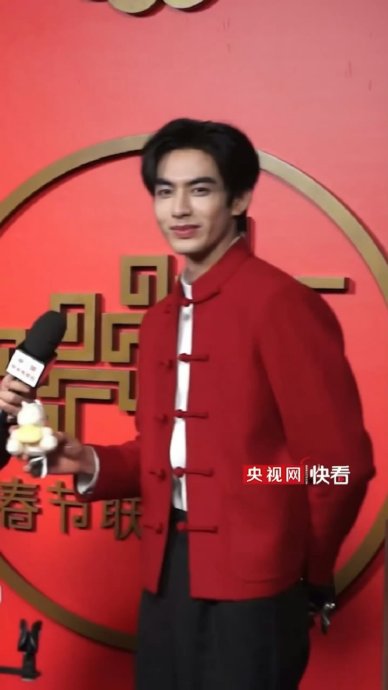 宋威龙首次登台春晚：紧张献唱跳初舞台，后台反应太真实