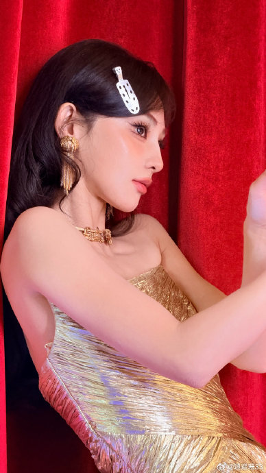 彭小苒工作太忘我？拍照头顶夹子全程未觉惹网友直呼可爱