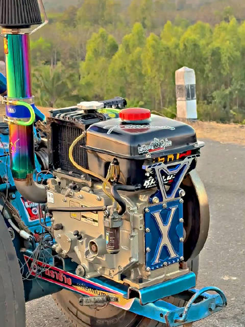 泰国的改装车文化非常浓厚，拖拉机都玩得这么花