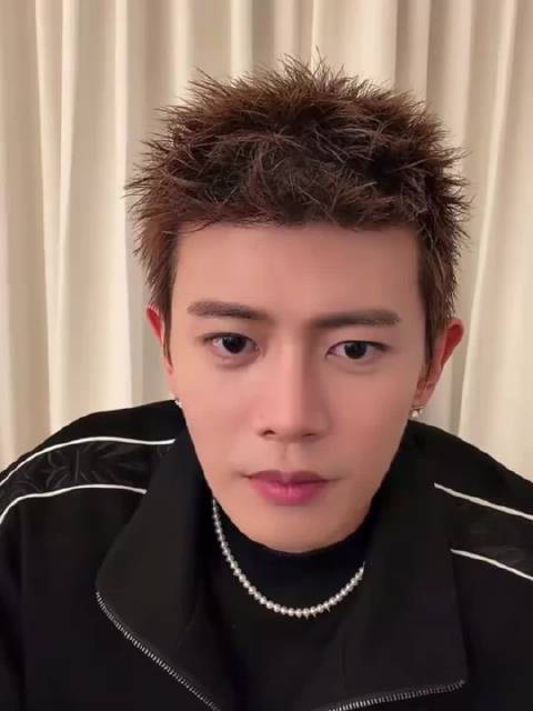 看看这个男人真诚实，宠家人宠到天上，还做过财神爷给我们看~还给我们比心