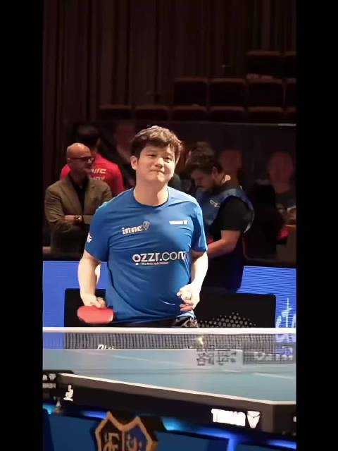 樊振东训练严格自我要求高，看队友练球专注认真