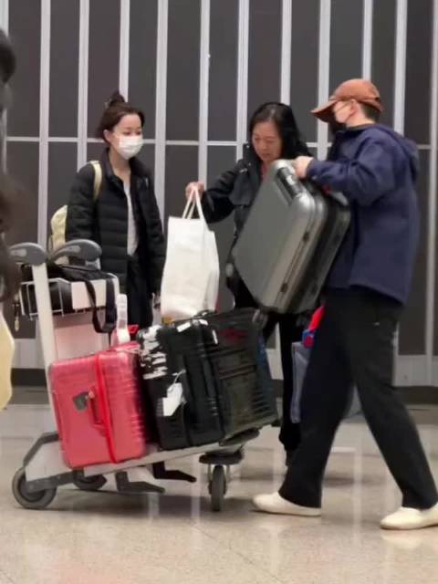 马龙携妻儿返乡过年