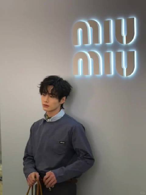 可是妈妈何与是卷毛不是别的黄毛 这状态就是青春男大学长少年感十足！