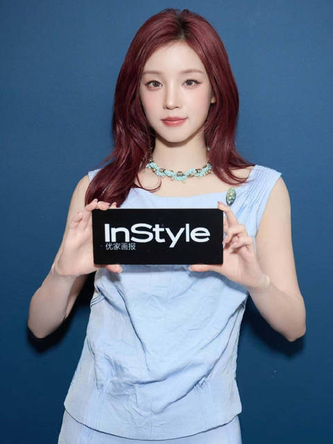 宋雨琦现身纽约TORY BURCH秀场送马年祝福