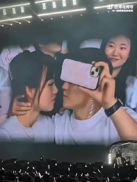 演唱会上的顶级小丑？爱与不爱真的很明显