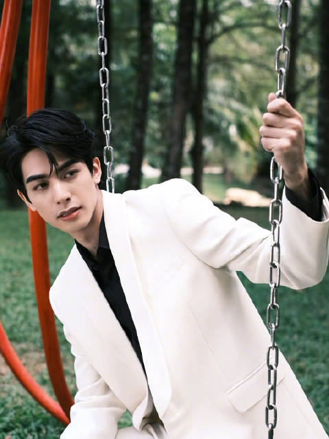 swl 宋威龙林屿森 这个世界乱糟糟的 而你干干净净 悬在我的心上 做我的月亮