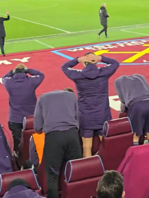 奇尔克则错过破门良机，曼联教练和替补席reaction