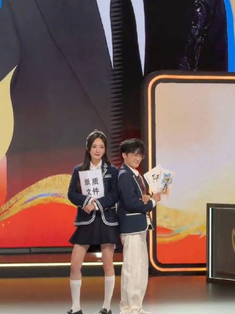 杨幂抱着纸质文件就上来了