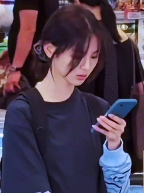 杨超越珠海超市素颜现身，黑T蓝白条纹内搭少女感十足