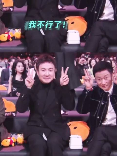 黄渤和沈腾、吴京三个人坐在一起 沈腾戴着眼镜边看边给大家讲解流程哈哈哈哈