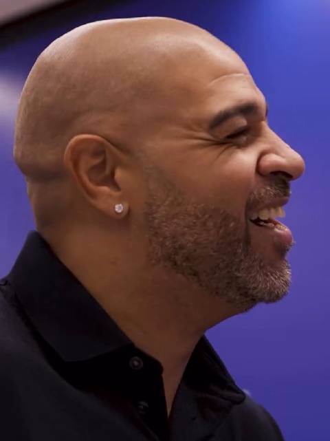 一秒回到从前，“国王”阿德里亚诺参观国际米兰博物馆，这是多少内拉的青春！