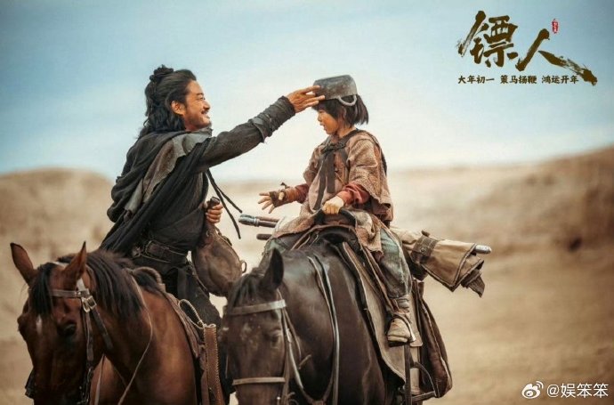 网友对吴京跳刀马舞的反差表现有哪些评价和反应？