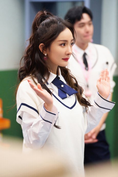 杨幂在《密室大逃脱4》中的校服造型引发了哪些话题讨论？