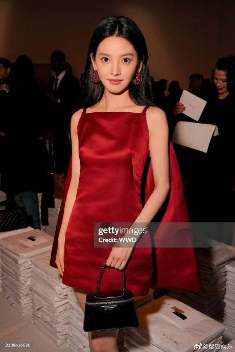 杨超越与巴黎世家深度合作引粉丝调侃