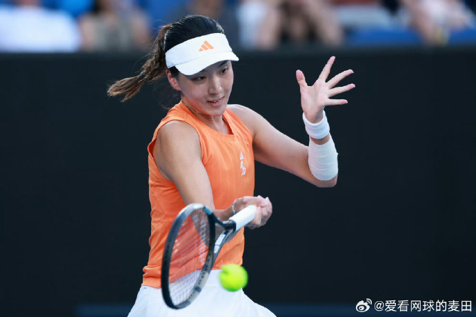 这场多哈站女单比赛的最新比分和最终结果是什么？