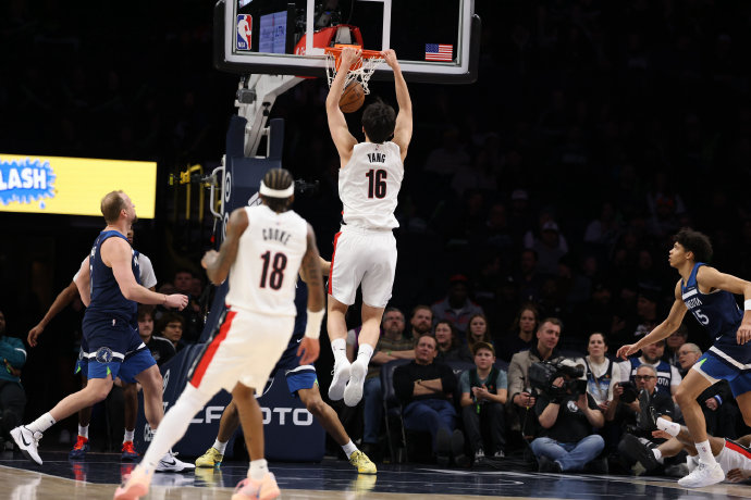 末节补扣点燃全场！杨瀚森垃圾时间高光引争议