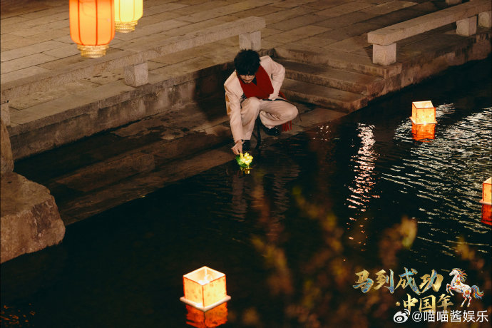 周传雄在春晚后台清唱《黄昏》时的具体场景和状态是怎样的？