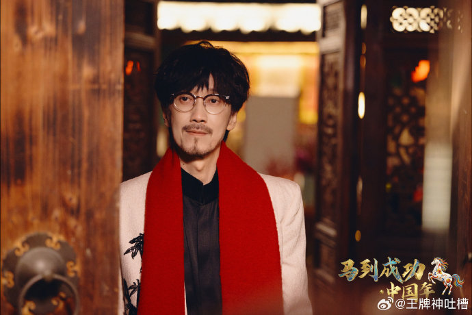 网友如何看待周传雄春晚后台练习《黄昏》的片段？