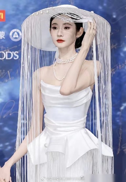 张艺凡在2026年微博之夜红毯上的流苏长帽造型具体有多惊艳？