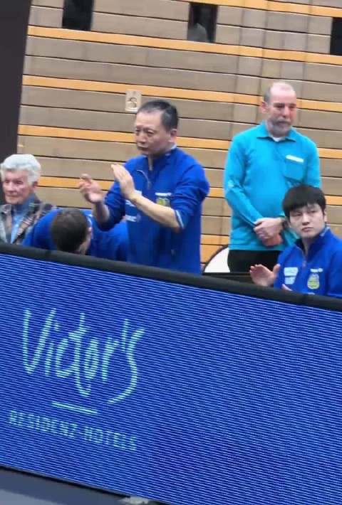 樊振东见队友1：2落后，立即取球包准备上场