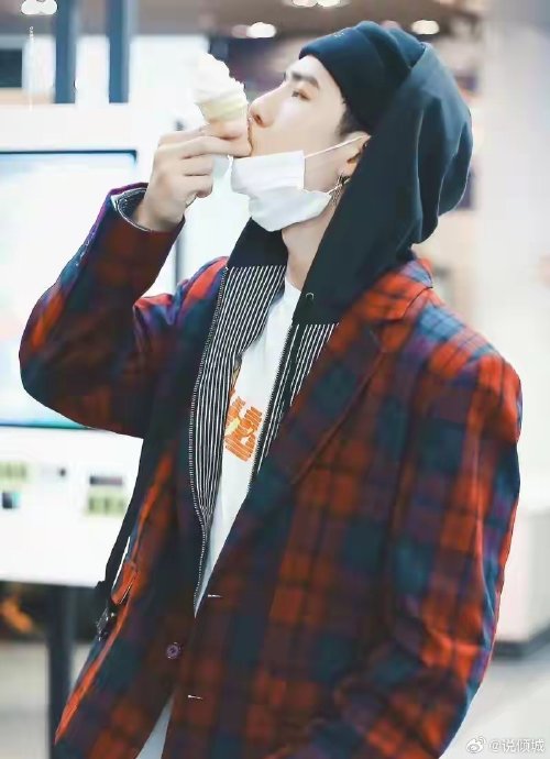 王一博在综艺中哪些名场面最能体现他的“冷幽默”特质？