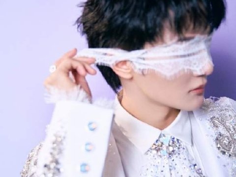 周深忘词引爆热搜？天花板没提词器，3秒救场封神！