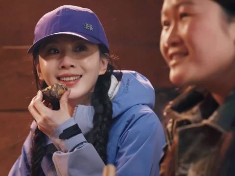 刘诗诗重装徒步展现敬业精神