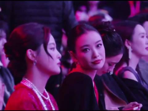 章若楠李一桐倪妮等女星亮相2025微博之夜